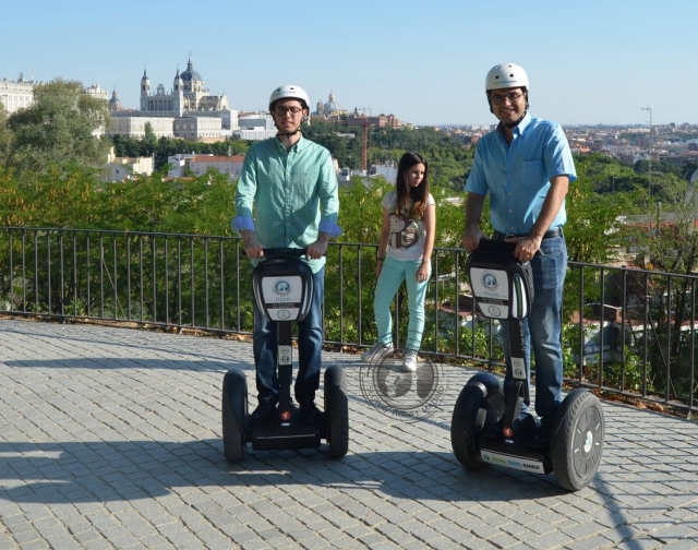 Segways con La Almudena de fondo